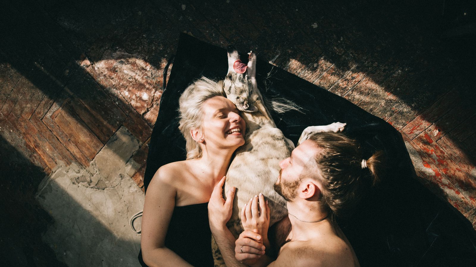 Un couple et son chien à la maison - le budget réel d'un chien par an