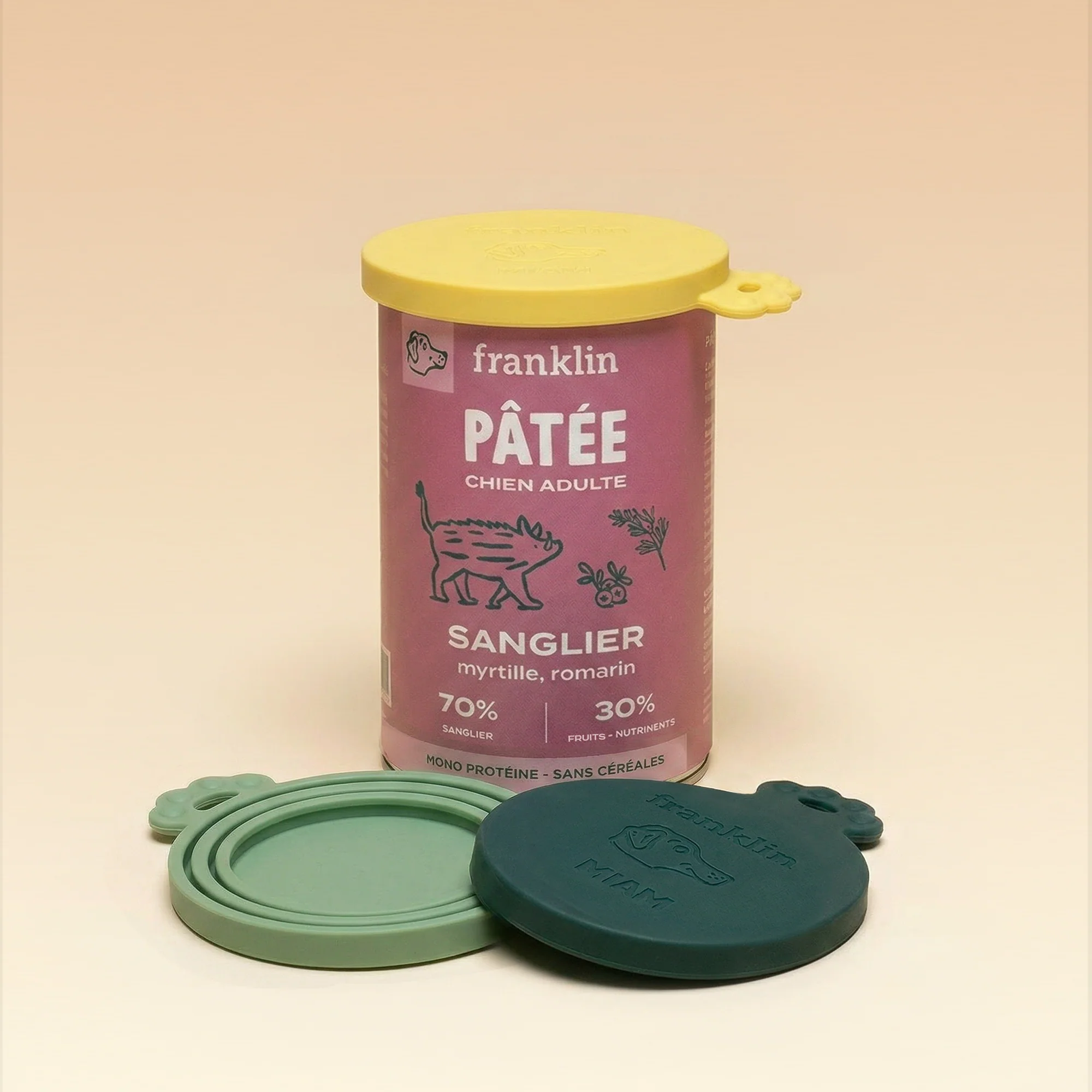 Couvercle en silicone posé sur une boîte de pâtée Franklin pour chien, avec deux autres couvercles de couleurs différentes
